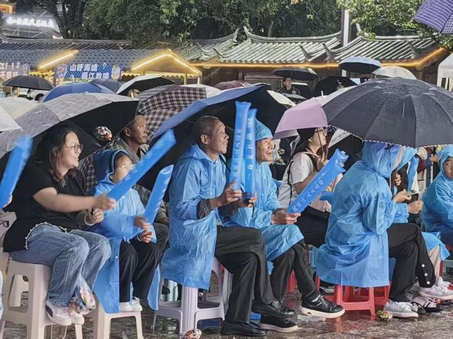 北京三环一黑色越野车突然变道,对准公交站积水径直冲了过去,溅路人一身水,视频车主当场报警,目前交警已受理