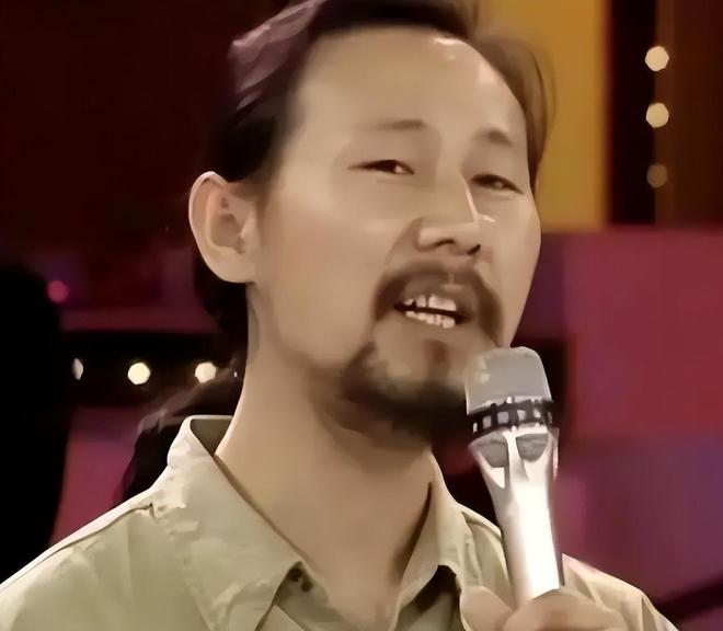 上海歌手乘网约车遭遇严重车祸!副驾驶座扭曲变形,前挡风玻璃几乎完全碎裂,本人发文提醒