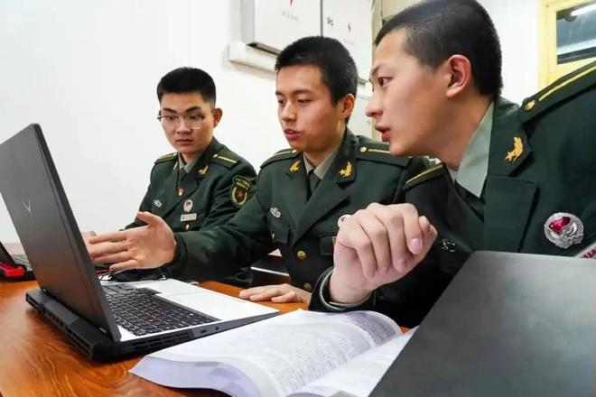 地主少爷当上军区副参谋长,评衔时毛主席看中将名单:怎没见他?