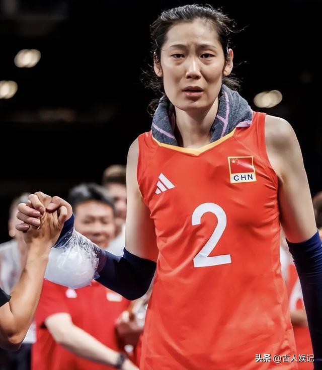 中国女篮2分惜败,张子宇半场7中7,王思雨16分
