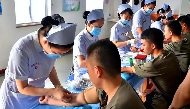 地主少爷当上军区副参谋长,评衔时毛主席看中将名单:怎没见他?